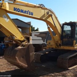 ESCAVADEIRA KOMATSU PC200